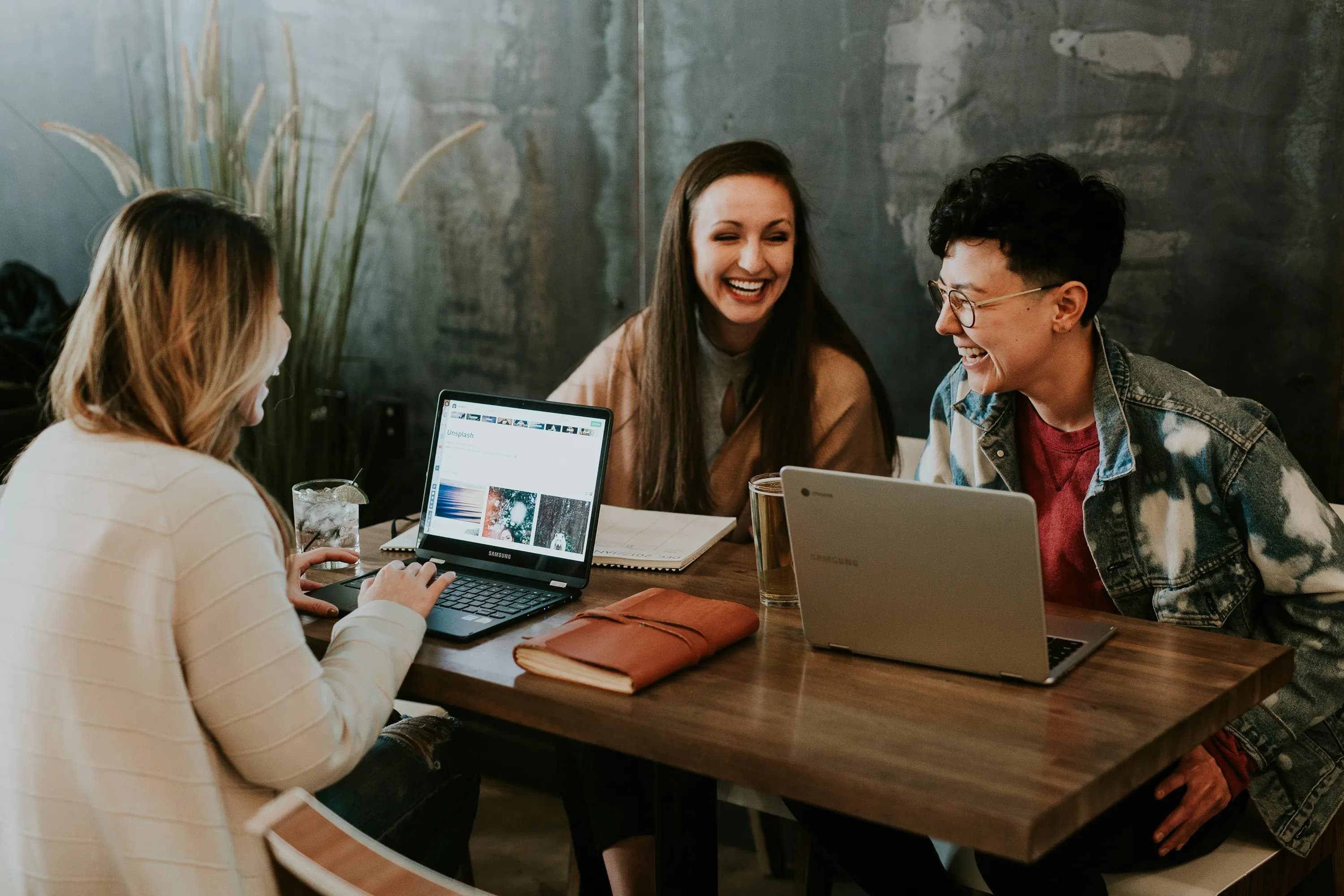 Equipo colaborando alrededor de una mesa en una sesión de trabajo y coordinación