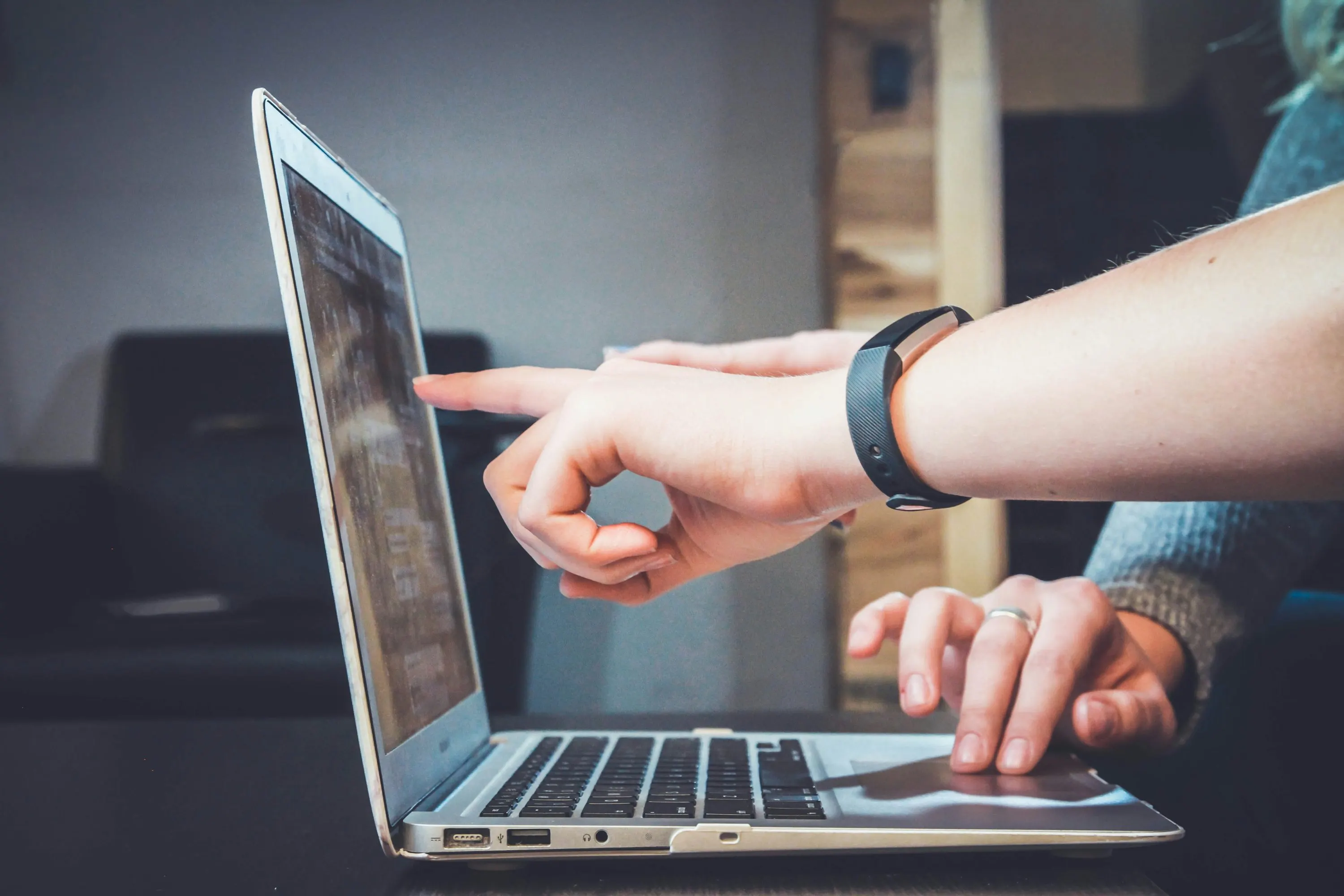 Persona trabajando con portátil en un entorno vinculado a estrategia digital