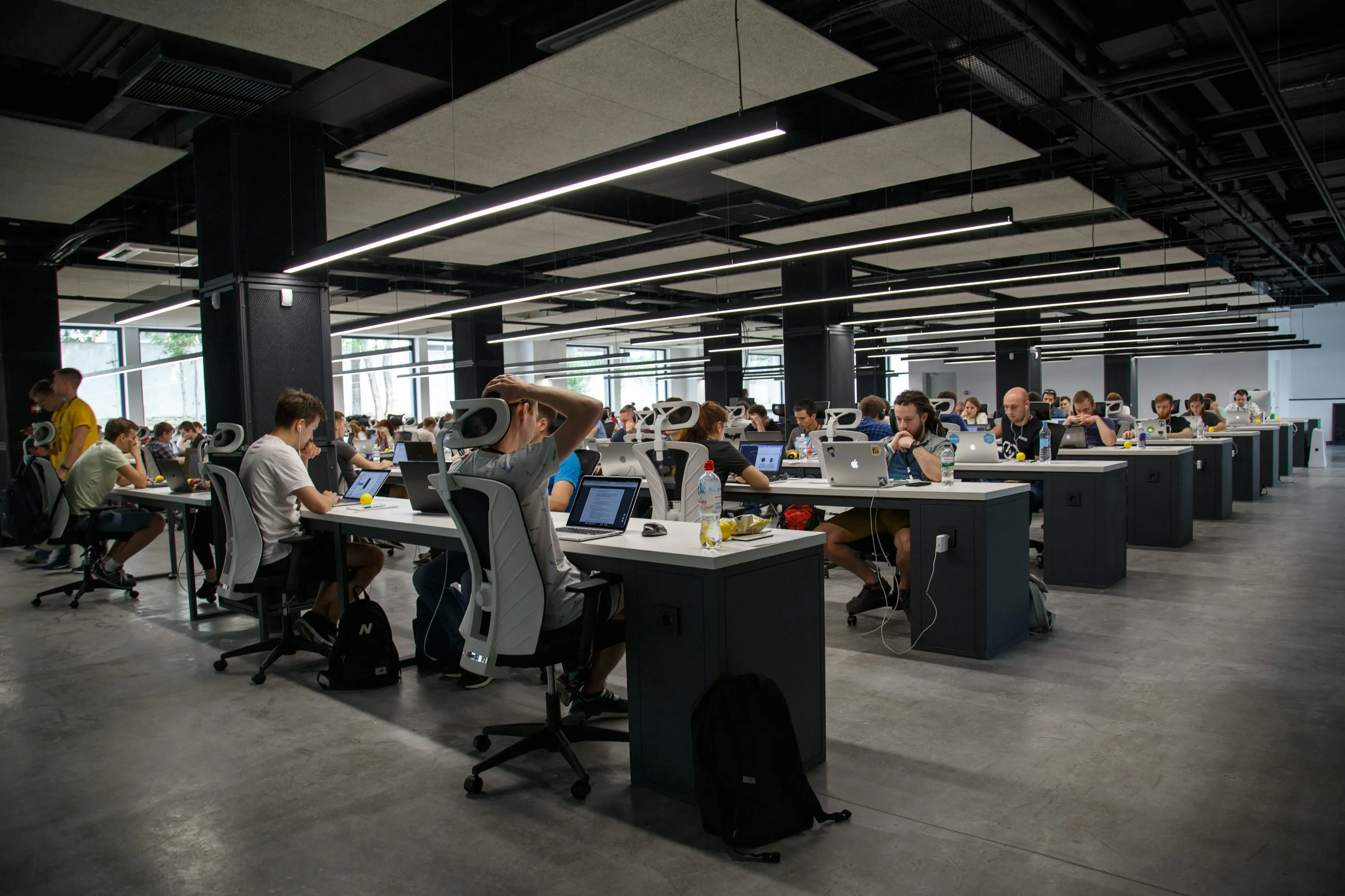 Profesionales trabajando en equipo para coordinar tareas y avances de proyecto