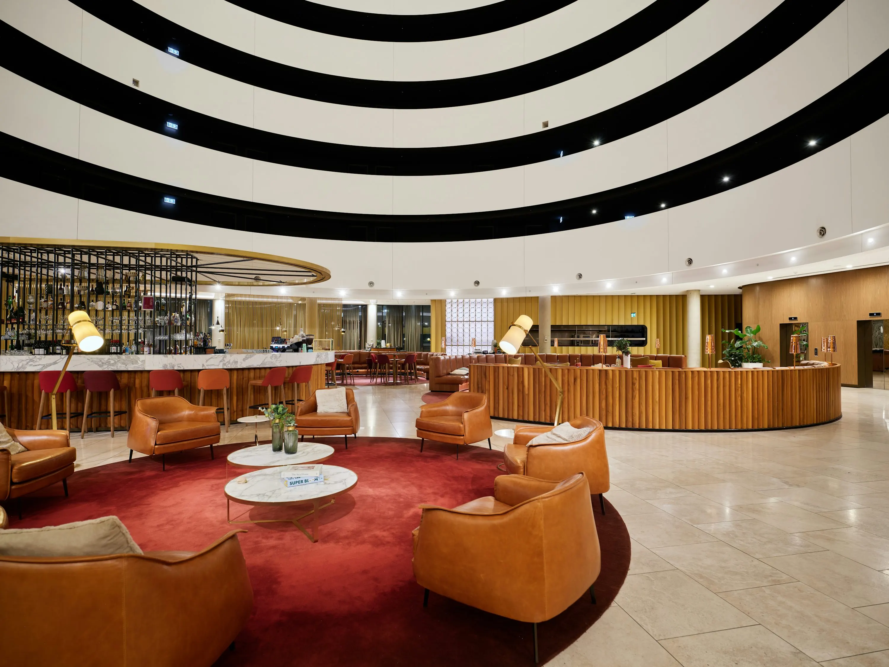 Lobby hotelero contemporáneo con zonas de estancia y recepción para negocio turístico